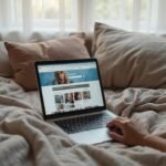 Vind de Heetste Regio Sexdating in Vlaanderen! Een persoon verkenning van een datingsite op een laptop in bed