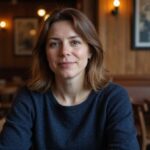 Spannende afspraakjes met rijpe vrouwen Vrouw in café, geconcentreerd in gesprek met natuurlijke ouderdomskenmerken